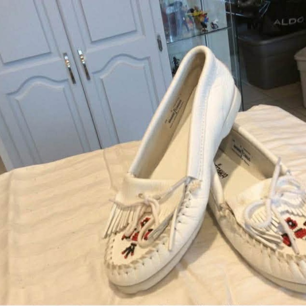 Minnetonka White Beaded Fringe Women's Moccasins